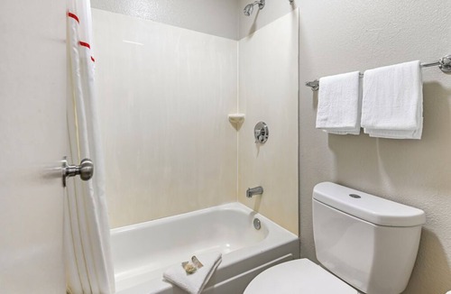 Montpelier Hotel | Peaceful Budget Stay l 2 Deluxe Rooms Near Dutch Country Farmers Market