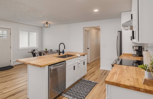Northeast Anchorage House | Peaceful Valley 2