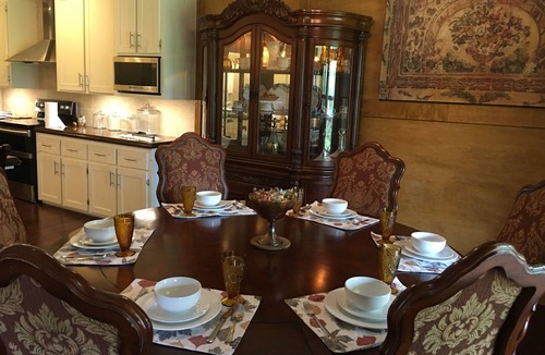 Victoria House | Peaceful Victoria Home ,7min from Downtown , EV Charger