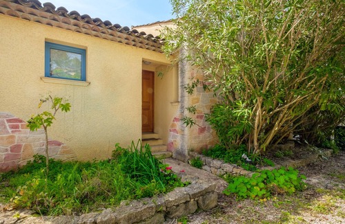 Chateauneuf-Grasse Apartment | Peaceful Villa "Numéro 2" with Private Pool and HD Wi-Fi