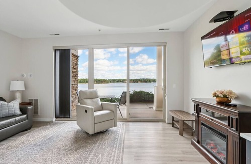 Lake Delton Condo | Peaceful Waterfront, Indoor/Outdoor Pools, Beach