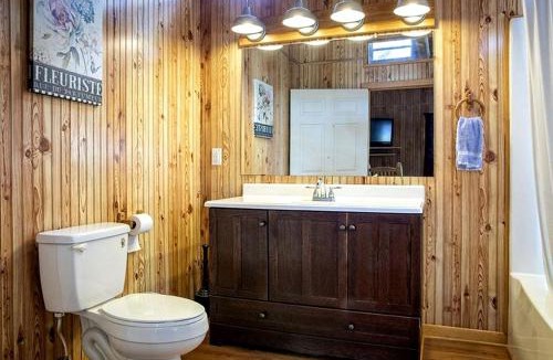 Zwolle House | Peaceful Waterfront Cabin with Private Pond Near Zwolle, Louisiana