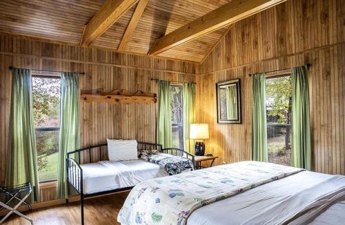 Zwolle House | Peaceful Waterfront Cabin with Private Pond Near Zwolle, Louisiana