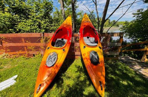 Sutton House | Peaceful Waterfront Cottage on Georgina