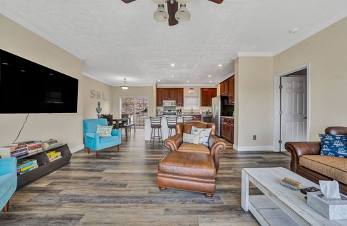 Wirtz House | Peaceful waterfront house with a view