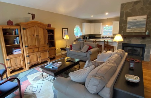 Anderson House | Peaceful waterfront lake living!