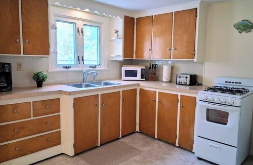Portsmouth House | Peaceful Waterview Home- Sleeps 6- Newport County- Portsmouth Rhode Island