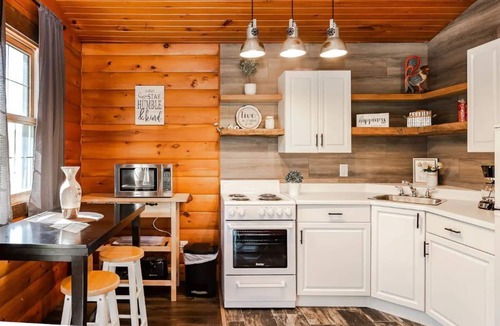 Saint Malo Cabin | Peaceful, Whimsical Retreat - Cabin 17