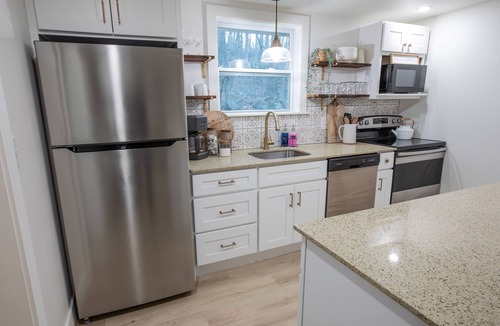 Barto House | Peaceful Wooded Getaway