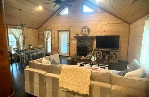 Davisville House | Peaceful Woodland Cabin with Balcony & Starry Nights in Steelville, Missouri