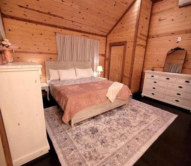 Davisville House | Peaceful Woodland Cabin with Balcony & Starry Nights in Steelville, Missouri