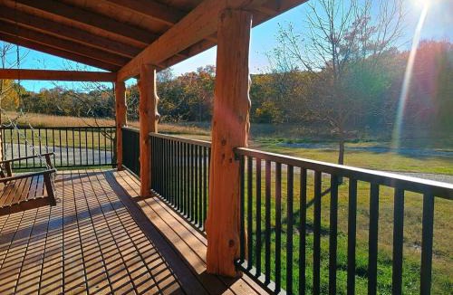 Davisville House | Peaceful Woodland Cabin with Balcony & Starry Nights in Steelville, Missouri