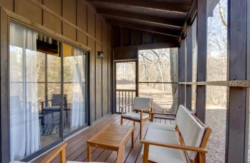 Gentry House | Peaceful Woodland Cabin with Screened Porch & Arcade Near Siloam Springs City Lake, Gentry, AR