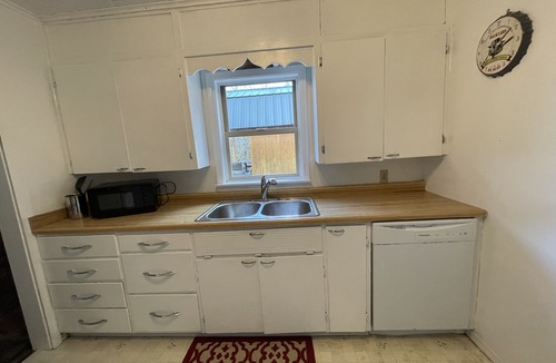 Naches Cabin | Peacefully 2BR Cabin with Firepit