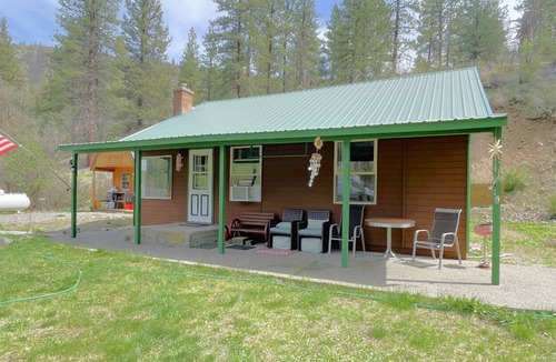 Naches Cabin | Peacefully 2BR Cabin with Firepit
