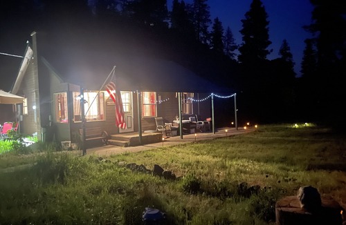 Naches Cabin | Peacefully 2BR Cabin with Firepit