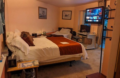 Marrowstone House | Peach Room Bed Queen