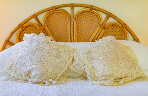 Sauzet Bed & Breakfast | Peach room with Pool and Garden