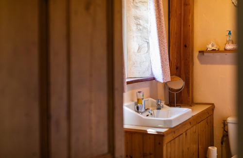 Sauzet Bed & Breakfast | Peach room with Pool and Garden
