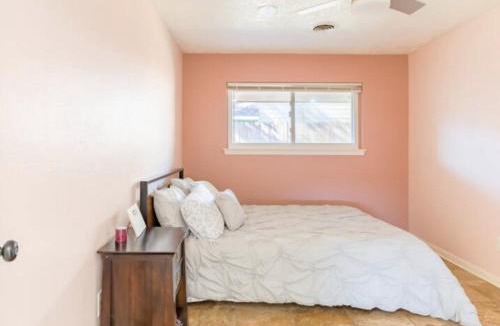 Woodlake - Briar Meadow House | Peach room with pool