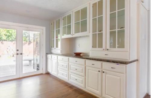 Woodlake - Briar Meadow House | Peach room with pool
