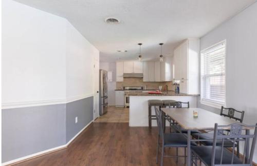 Woodlake - Briar Meadow House | Peach room with pool
