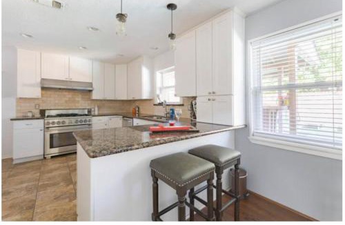 Woodlake - Briar Meadow House | Peach room with pool