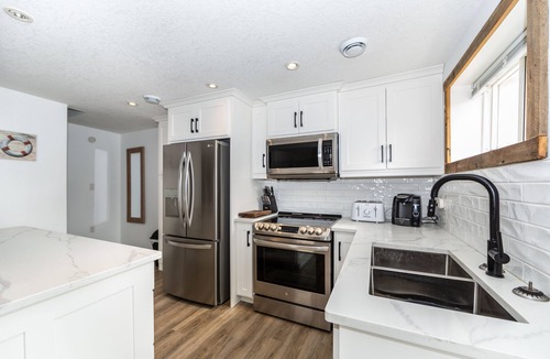 Port Stanley House | Peaches on Williams - only a minute to the Beach!