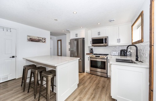 Port Stanley House | Peaches on Williams - only a minute to the Beach!