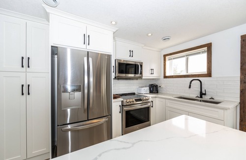 Port Stanley House | Peaches on Williams - only a minute to the Beach!