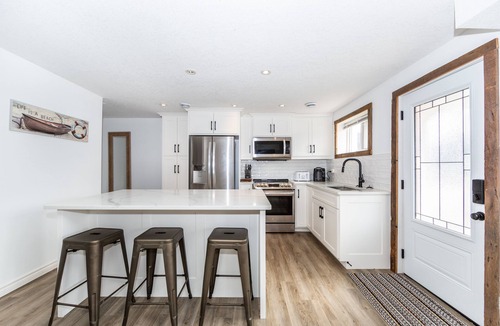 Port Stanley House | Peaches on Williams - only a minute to the Beach!