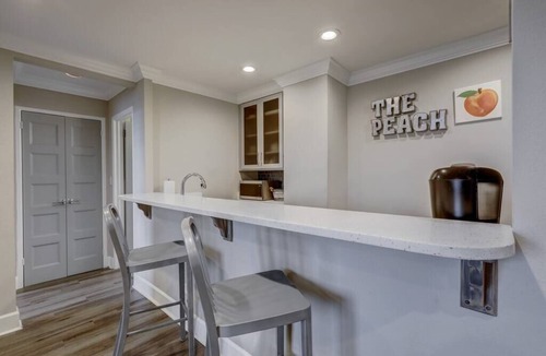 Downtown Atlanta Condo | Peachtree Center Condo in Downtown w/Balcony