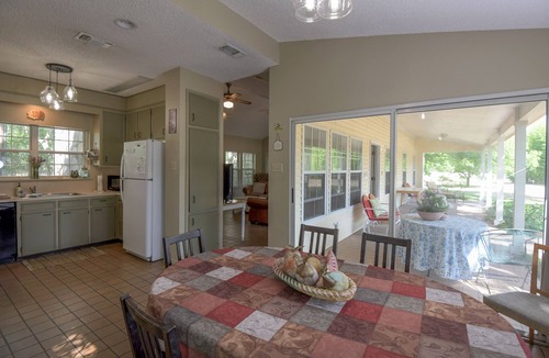 Vanderpool Cottage | PeachTree Cottage near Lost Maples