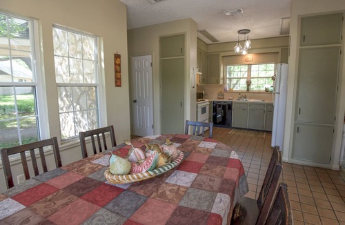 Vanderpool Cottage | PeachTree Cottage near Lost Maples
