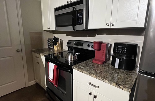 Briarcliff Heights Apartment | Peachy Getaway | North Buckhead Gem
