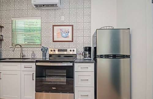 Nacogdoches Cottage | Peacock Cottage/3 blks to downtown Nac/King Bed/WiFi/Covered Parking