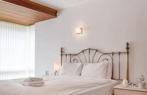 Kenilworth House | Peacock House