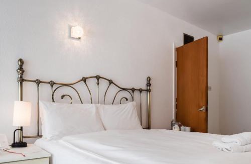 Kenilworth House | Peacock House