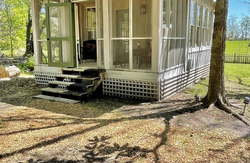 Shaw Cottage | Peacock in the Delta/Private cottage on prettiest farm in Mississippi Delta