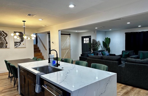 North Las Vegas House | Peacock Inn 8 Bdr X 4 Bth 14 Bds