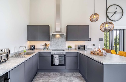 Frampton Ski Chalet | Peacock Lakeside Lodge