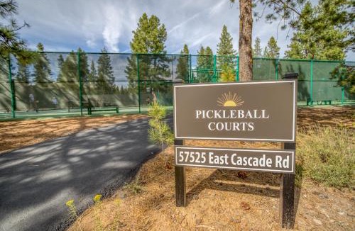 La Pine House | Peacock Pickleball Paradise