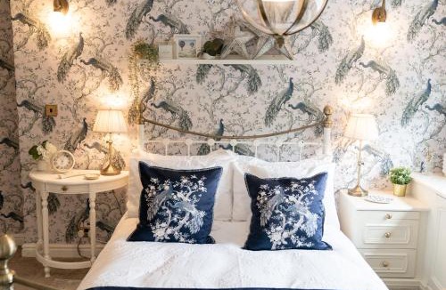 Appley Bridge House | Peacock Room at Field View Cottage