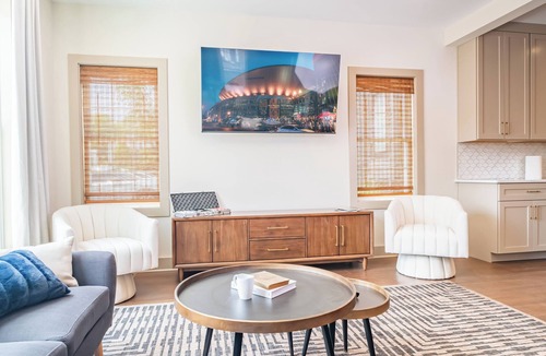 Eighth Avenue House | Peacock's Perch| Broadway 2mi| Rooftop HotTub -B