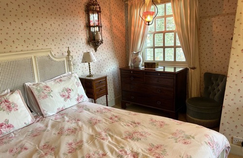 Ely Bed & Breakfast | Peacocks Tearoom and Fine B&B