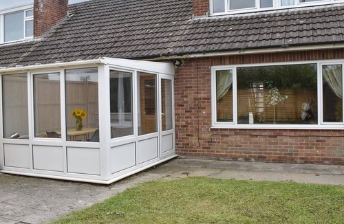 Ashbourne House | Peak District Home with Garden and Parking