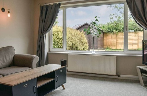 Ashbourne House | Peak District Home with Garden and Parking