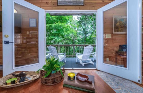 Burks Fork Cabin | Peak Fall Experience -Cabin + Hot Tub Near Parkway