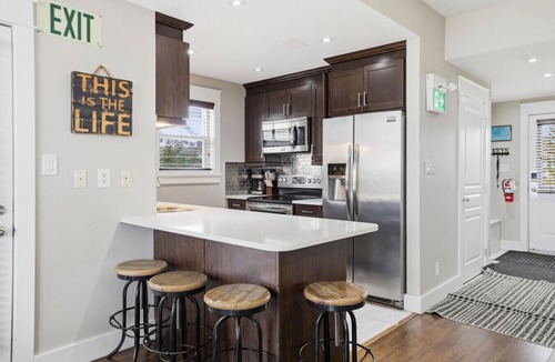 The Blue Mountains Condo | Peak Paradise: Hot Tub + Steps to Slopes