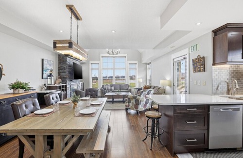 The Blue Mountains Condo | Peak Paradise: Hot Tub + Steps to Slopes